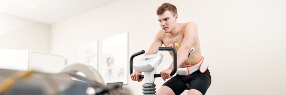 Junger Mann beim EKG