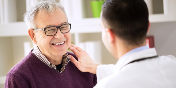 Arzt und lachender Patient