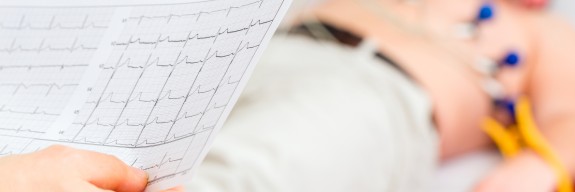 Doktor kontrolliert Patient EKG in Arztpraxis