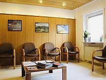 Wartezimmer mit braunen Stühlen