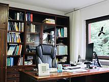 Büro mit Tisch, Stuhl und Bücherregal