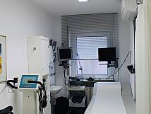Behandlungszimmer mit medizinischen Geräten