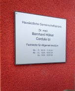 Eingangsschild der Praxis