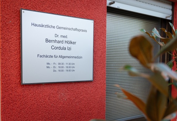 Eingangsschild der Praxis