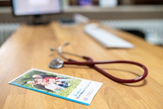 Stethoskop auf Tisch