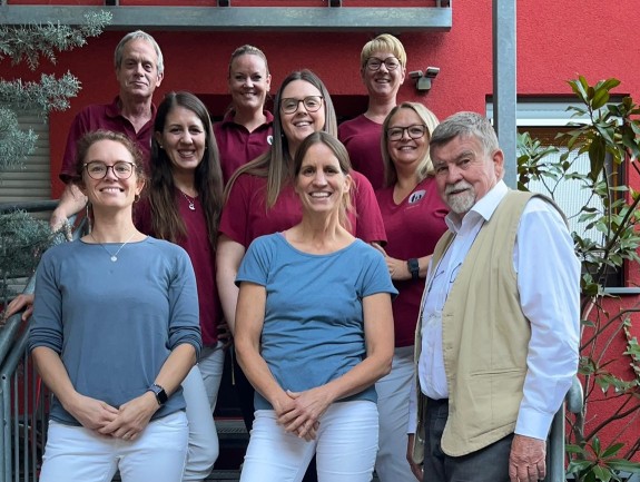 Praxisteam vor der Praxis