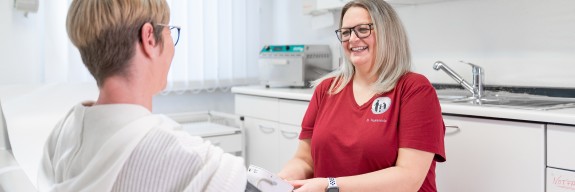 MFA misst Blutdruck des Patienten