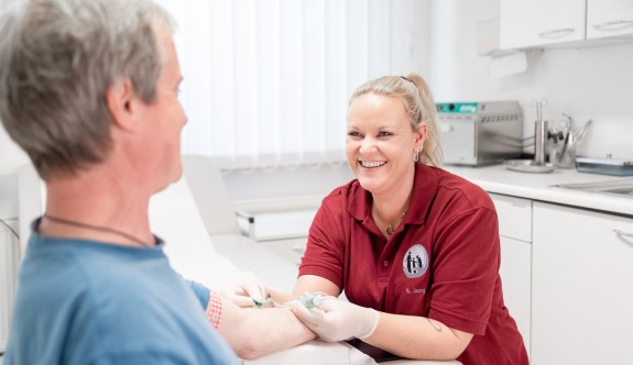 MFA macht Blutabnahme des Patienten