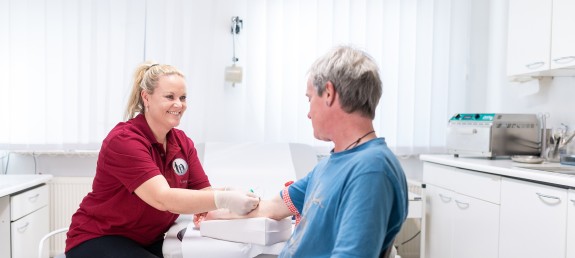 MFA macht Blutabnahme des Patienten