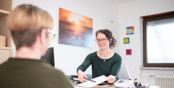 Ärztin und Patientin am Tisch