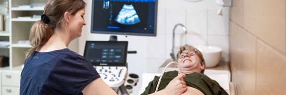 Ärztin macht Ultraschall der Patientin