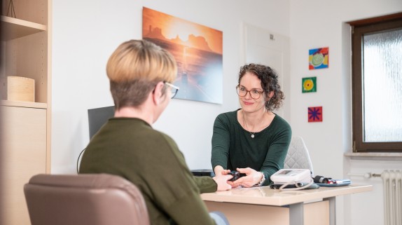 Ärztin und Patientin am Tisch